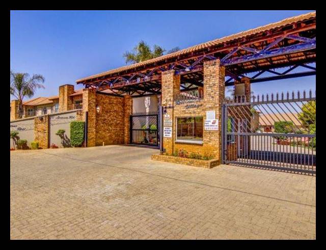 2 BEDROOM TOWNHOUSE FOR SALE IN NORTON PARK